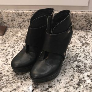 Kenneth Cole Unlisted black leather ankle boots